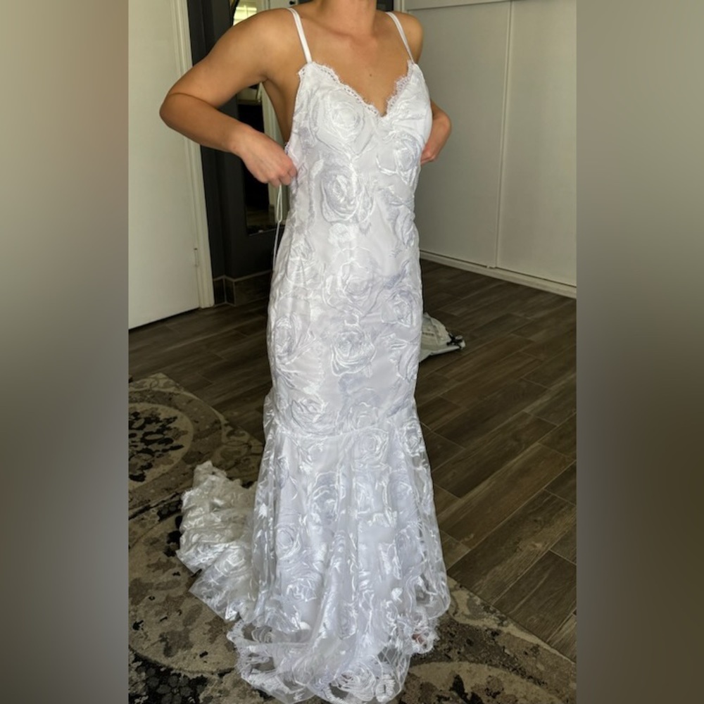 Spaghetti strap lace wedding dress Size 4